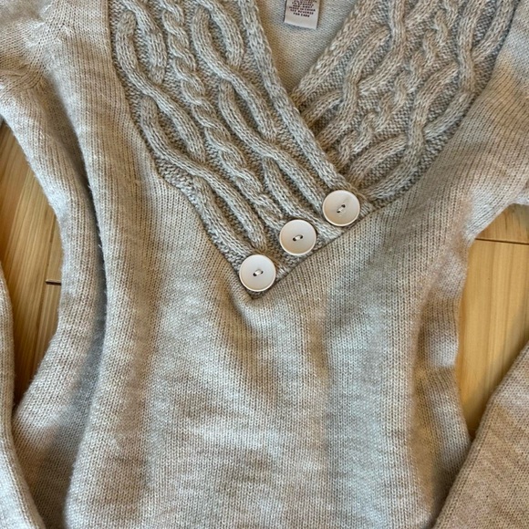 Cozy Y2K sweater with front button detailing - Picture 2 of 4